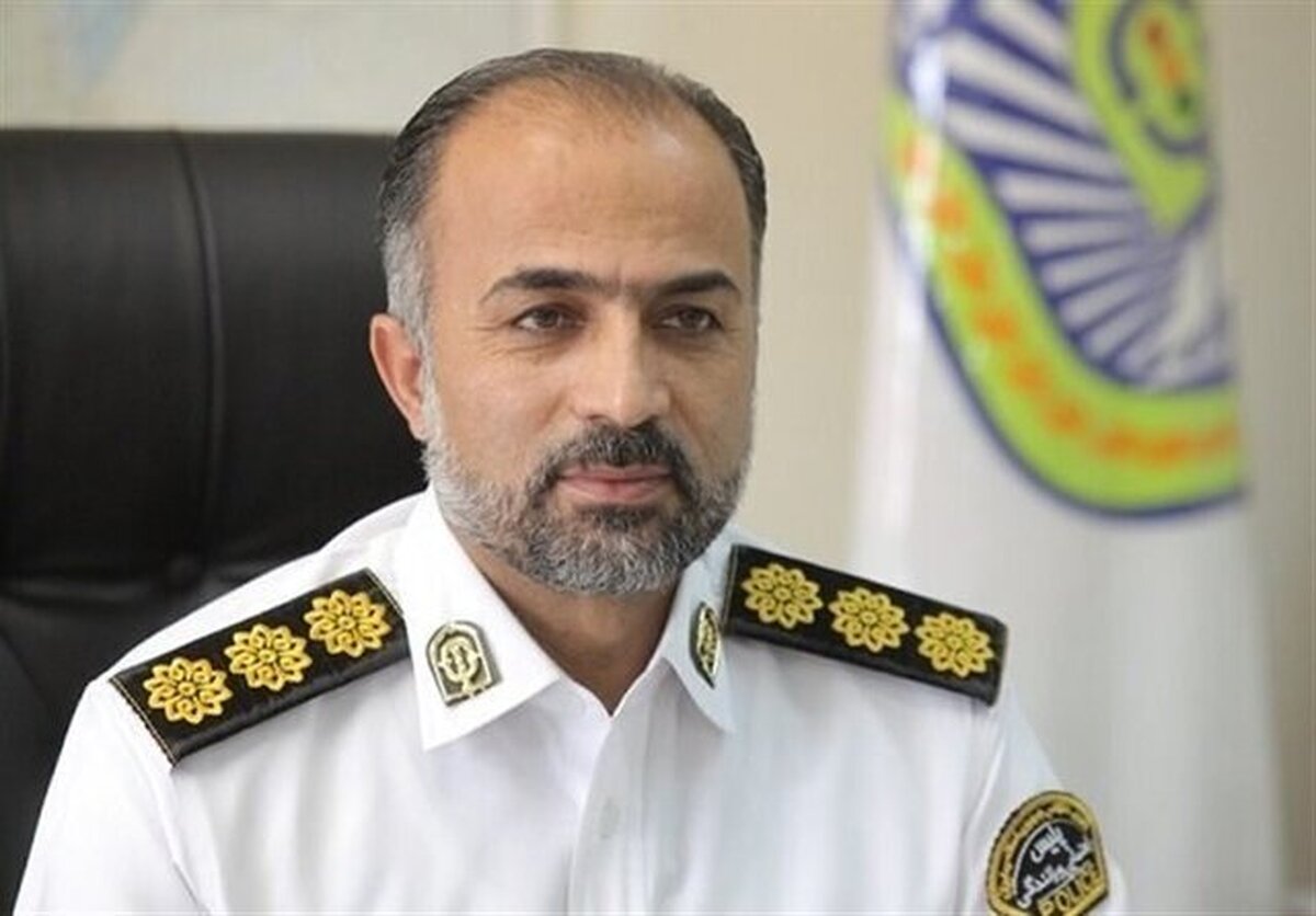 رئیس پلیس راه فراجا از دستگیری راننده و زنی که روی سقف پراید در حال حرکت نشسته بود خبر داد.