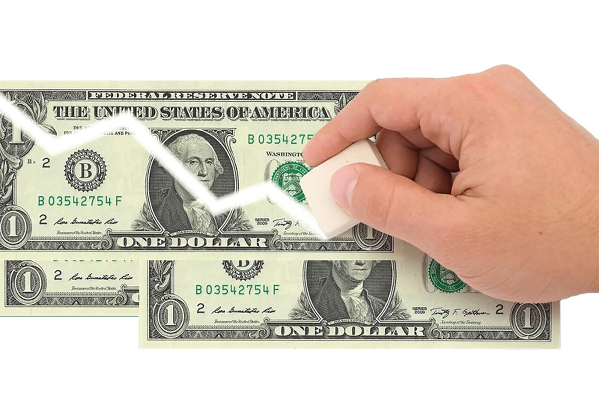روند کاهش سهم دلار آمریکا در تجارت جهانی طی سال‌های اخیر شتاب گرفته و کشورها و شرکت‌های بزرگ دنیا دنبال تنوع‌سازی ارزهای خود برای کاهش وابستگی به دلار بوده و هستند. این امر  باعث کاهش سهم دلار در تجارت بین‌المللی شده است. این در حالی است که کارشناسان می‌گویند محدودیت‌های تجاری غرب، استفاده از یوان چین در سطح جهانی را افزایش داد‌ه‌اند.