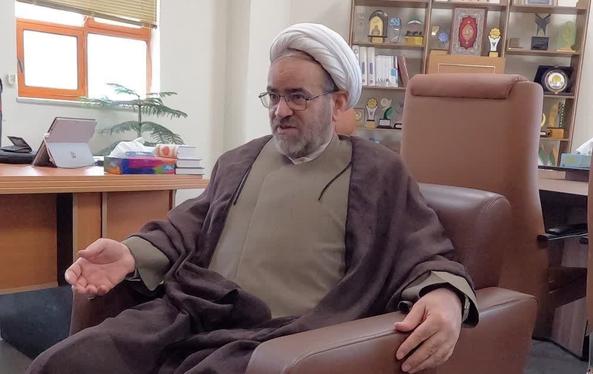 استاد اگرچه در سفر تشریف داشتند، اما بزرگوارانه این مخلص را نواختند و بهنگام به پرسش‌ها پاسخ گفتند. با حجت‌الاسلام حسن خیری به بررسی منشور حوزه و روحانیت پرداختیم و از بس شگرف است هرگز شاهد چنین مانیفست و نقشه راهی از سوی مدیران و زعمای حوزه‌ها نبوده‌ایم؛ بزرگانی مانند آیت‌الله نجفی اصفهانی با آن کار‌های روزآمد یا آیت‌الله لاری در نبرد تنگستان علیه استعمار انگلیس.