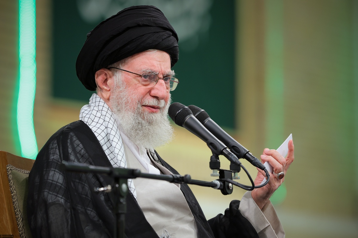 حضرت آیت الله خامنه ای، رهبر انقلاب در دیدار معلمان سراسر کشور با اشاره به اظهارات سخیف و دروغ ترامپ، الگوی تحمیلی وی برای کشورهای عربی منطقه را شکست خورده دانستند.