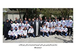 عکس | عکس یادگاری مدال آوران کاروان ورزشی دانش‌آموزی «امید ایران» با رهبر انقلاب