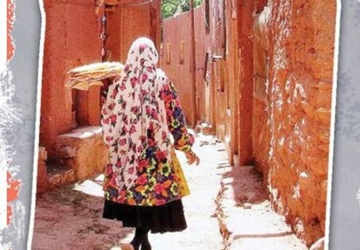 سفر به ابیانه برای من، نه‌فقط یک مقصد در فهرست دیدنی‌های ایران بلکه سفری بود به لایه‌های عمیق‌تری از فرهنگ، معماری و سادگی زندگی. وقتی برای اولین‌بار وارد این روستای سرخ در دامنه‌ کوه کرکس شدم، حس کردم وارد جایی شده‌ام که زمان در آن ایستاده‌؛ جایی که دیوارهای خاکی، کوچه‌های باریک و آدم‌هایی با لباس‌هایی که شبیه عکس‌های قدیمی بودند، تو را به گذشته می‌برند، بی‌آن‌که تلاشی برای بازسازی تاریخ کرده باشند.