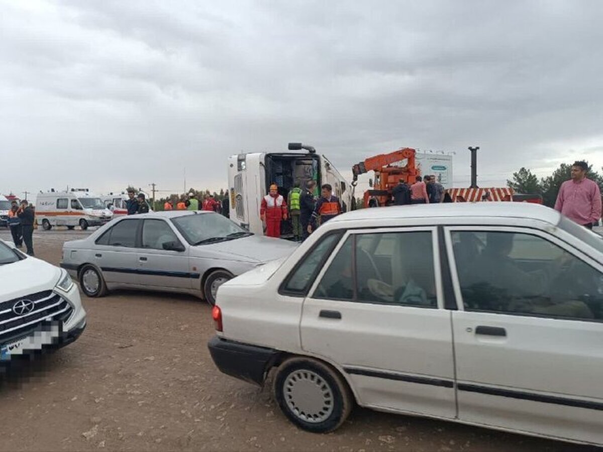 جمعیت هلال احمر از واژگونی اتوبوس در آزادراه تهران به کرج با ۸ مصدوم و یک جان‌باخته خبر داد.