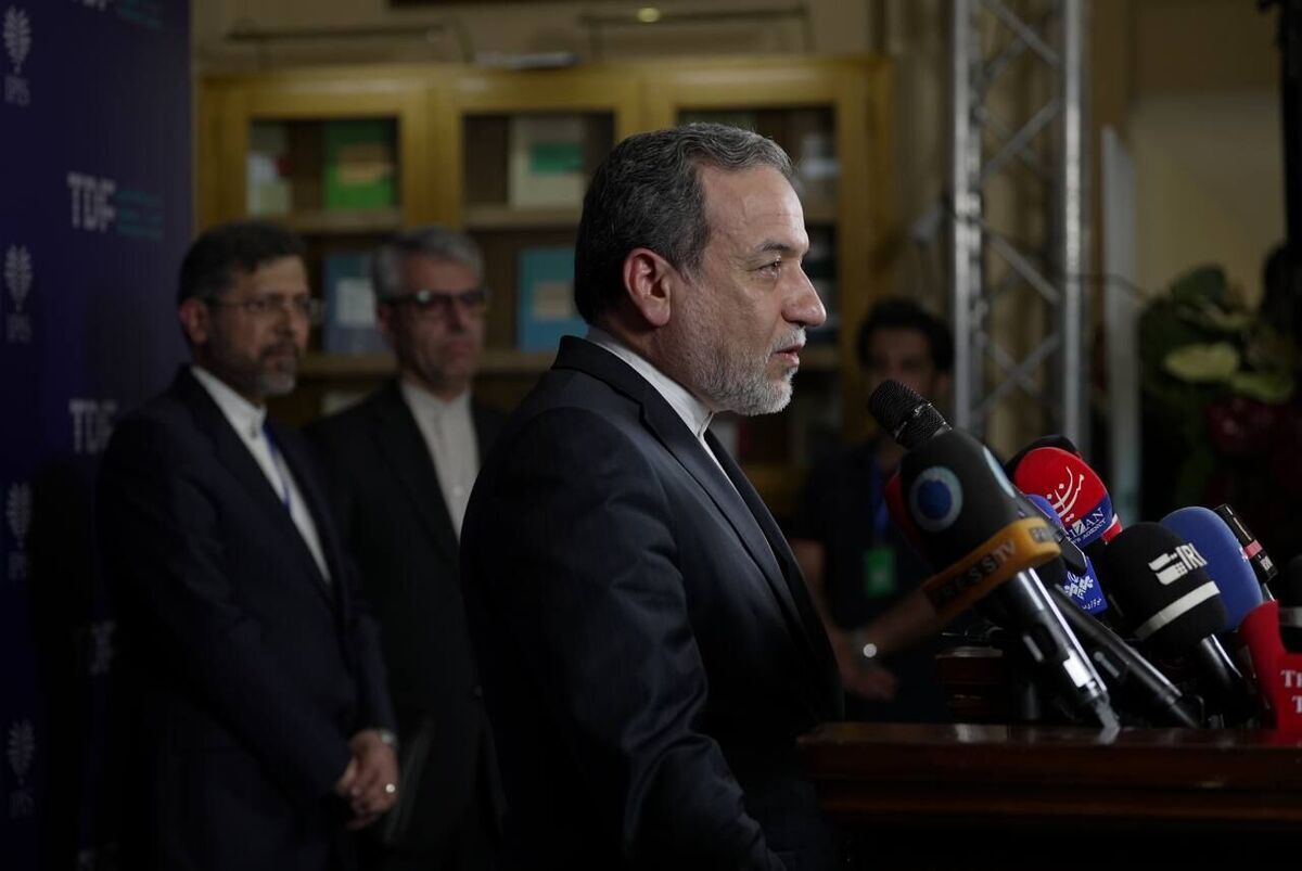 وزیر امور خارجه در حاشیه مراسم بزرگداشت نخستین سالگرد شهادت «حسین امیرعبداللهیان» در پاسخ به پرسشی درباره وضعیت مذاکرات غیرمستقیم جاری میان جمهوری اسلامی ایران و ایالات متحده گفت: ما پاسخ به درخواست‌های غیرمنطقی را پیش‌تر داده‌ایم و این صحبت‌های غیرمعمول کمکی به پیشبرد گفتگوها نمی‌کند.