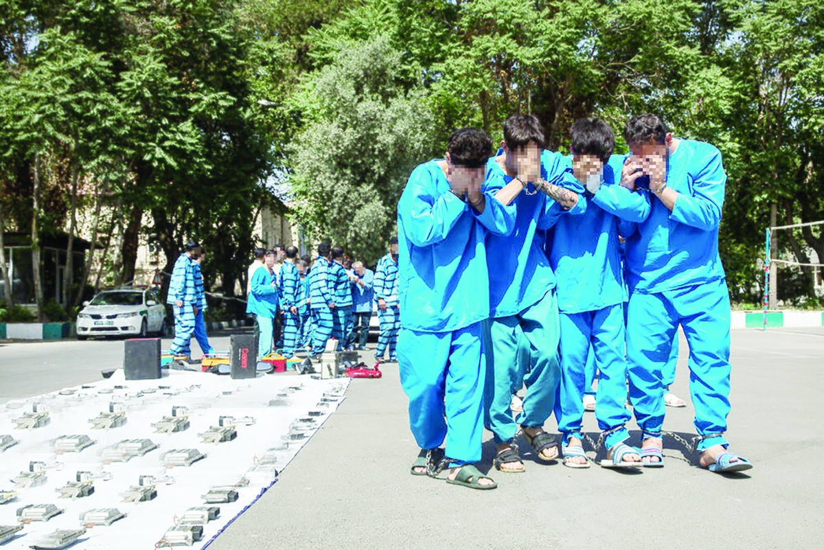 فرمانده انتظامی تهران بزرگ از دستگیری ۲۳۰ سارق و خریدار اموال سرقتی طی ۴۸ ساعت گذشته خبر داد. به گزارش خبرنگار جام‌جم، سردار عباسعلی محمدیان با حضور در طرح دستگیری سارقان و مالخران که صبح دیروز در پلیس آگاهی برگزار شد، گفت: یک بار دیگر همکاران ما در پلیس آگاهی گل کاشتند و با تلاش شبانه‌روزی توانستند ۲۳۰ سارق و مالخر را طی ۴۸ ساعت دستگیر کنند.