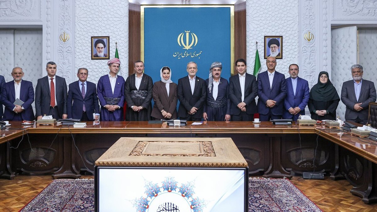 رئیس جمهور با بیان اینکه ما آمادگی هرگونه همکاری برای توسعه روابط با اقلیم کردستان را داریم، گفت: دانشگاهیان، روحانیون و روشنفکران ایران و اقلیم هم باید با یکدیگر جلسات مشترک داشته باشند تا برنامه‌ریزی مناسبی برای تحقق وحدت و انسجام که نیاز منطقه است، حاصل شود.