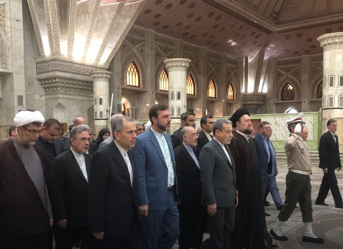 در آستانه سی و ششمین سالگرد بزرگداشت امام خمینی(ره،) وزير امور خارجه و معاونان و مديران اين وزراتخانه در حرم مطهر امام خمینی(ره) حضور یافته و با آرمان‌های معمار کبیر انقلاب اسلامی تجديد ميثاق کردند.