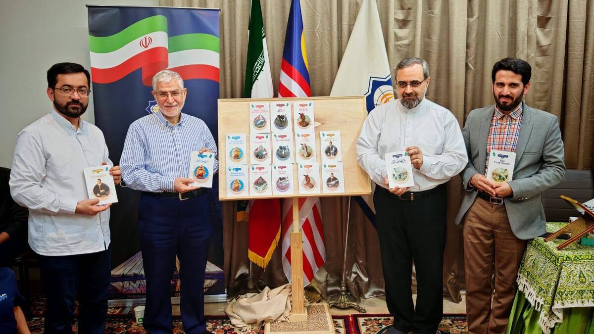 ترجمه ۱۲ جلدی مجموعه فاخر «سرگذشت استعمار» به سه زبان در کوالالامپور رونمایی شد.