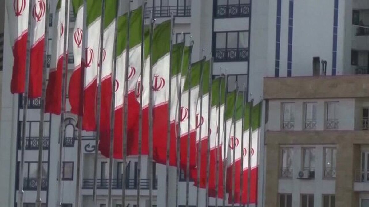 یک مقام بلندپایه ایرانی تأکید کرد که هیچ‌گونه مذاکره‌ای درباره غنی‌ سازی اورانیوم، توان موشکی یا نقش منطقه‌ای ایران صورت نمی‌گیرد و تهران از موضع اقتدار در حال پیگیری گفت‌وگوها درباره جنبه‌های صرفاً صلح‌آمیز برنامه هسته‌ ای است.