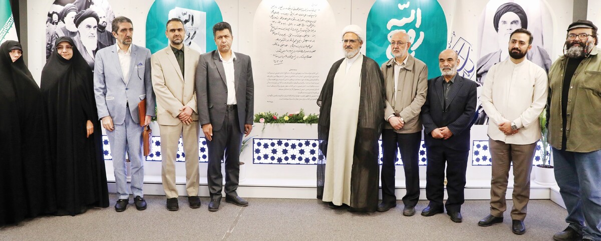 در چهارمین آیین «پاسداشت هنر و ادبیات انقلاب اسلامی» که با حضور، جمعی از فرهیختگان، نویسندگان و پژوهشگران برگزار شد تقریظ حضرت آیت‌الله خامنه‌ای، رهبر معظم انقلاب اسلامی بر کتاب «روح‌الله» رونمایی گردید. این کتاب که روایتی مستند از زندگی حضرت امام‌خمینی(ره) است، توسط هادی حکیمیان در ۴۱۲صفحه نوشته شده و از سوی انتشارات شهرستان ادب به چاپ رسیده است. این مراسم که در قالب یک نشست علمی ــ پژوهشی برگزار شد، فرصتی بود برای بازخوانی ابعاد شخصیتی و انقلابی امام‌خمینی(ره) و تأثیرات عمیق ایشان بر تاریخ معاصر ایران و جهان اسلام.