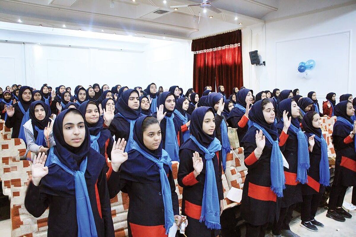 عدالت آموزشی، آرمانی است که نظام آموزشی ایران سال‌‌هاست در پی تحقق آن گام برمی‌دارد. موضوعی که یکی از اهداف دولت چهاردهم نیز به شمار می‌رود. در این مسیر، مدارس سمپاد به ‌عنوان یکی از موفق‌‌ترین ابتکارات آموزشی کشور، نقشی بی‌‌بدیل ایفا کرده‌‌اند. این مدارس با پذیرش دانش‌‌آموزان بر اساس شایستگی علمی و از طریق آزمون‌‌های ورودی استاندارد، فرصتی برای رشد استعدادهای درخشان از اقشار مختلف جامعه فراهم کرده ‌است. در واقع مدارس سمپاد به ‌عنوان یکی از ستون‌های نظام آموزشی ایران، نقشی بی‌‌بدیل در پرورش نخبگان و تحقق عدالت آموزشی دارند. ‌