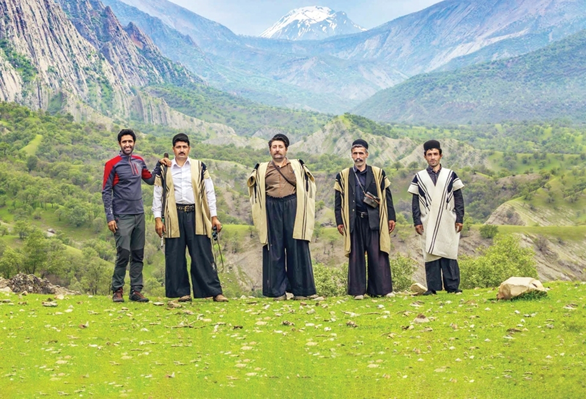 به هر گوشه از این هزار رنگ و نقش گربه  که نگاه کنیم، داستانی متفاوت و جذابیت منحصر به‌فردی را آشکار می‌کند؛ جاذبه‌هایی که هرچقدر از آن صحبت شود، باز هم حرف برای گفتن باقی است. درست مثل برنامه «ایرانگرد» که حالا بعد از تولید ۱۱۵ قسمت از آن، به گفته تهیه‌کننده، هنوز هم حرف‌های بسیاری برای گفتن دارد.