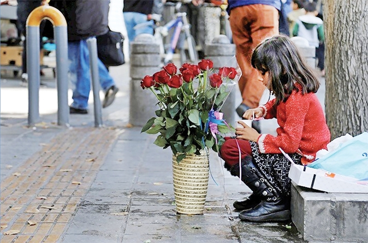 در آستانه ‌روز جهانی مقابله با کار کودک، جهان بار دیگر به یاد میلیون‌ها کودکی می‌افتد که به‌جای نشستن پشت نیمکت مدرسه، در خیابان‌ها، کارگاه‌ها و زمین‌های کشاورزی مشغول کارند. کودکانی که نه بازی می‌شناسند، نه امنیت و نه فرصت رؤیا‌دیدن! کشور ما نیز از این واقعیت تلخ جدا نیست و سال‌هاست بااین معضل دست‌به‌گریبان است، پدیده‌ای که هر سال گسترده‌تر می‌شود، آمارهایش متناقض است اما پیامش روشن: کودکی برای بسیاری از بچه‌ها، زود تمام می‌شود!