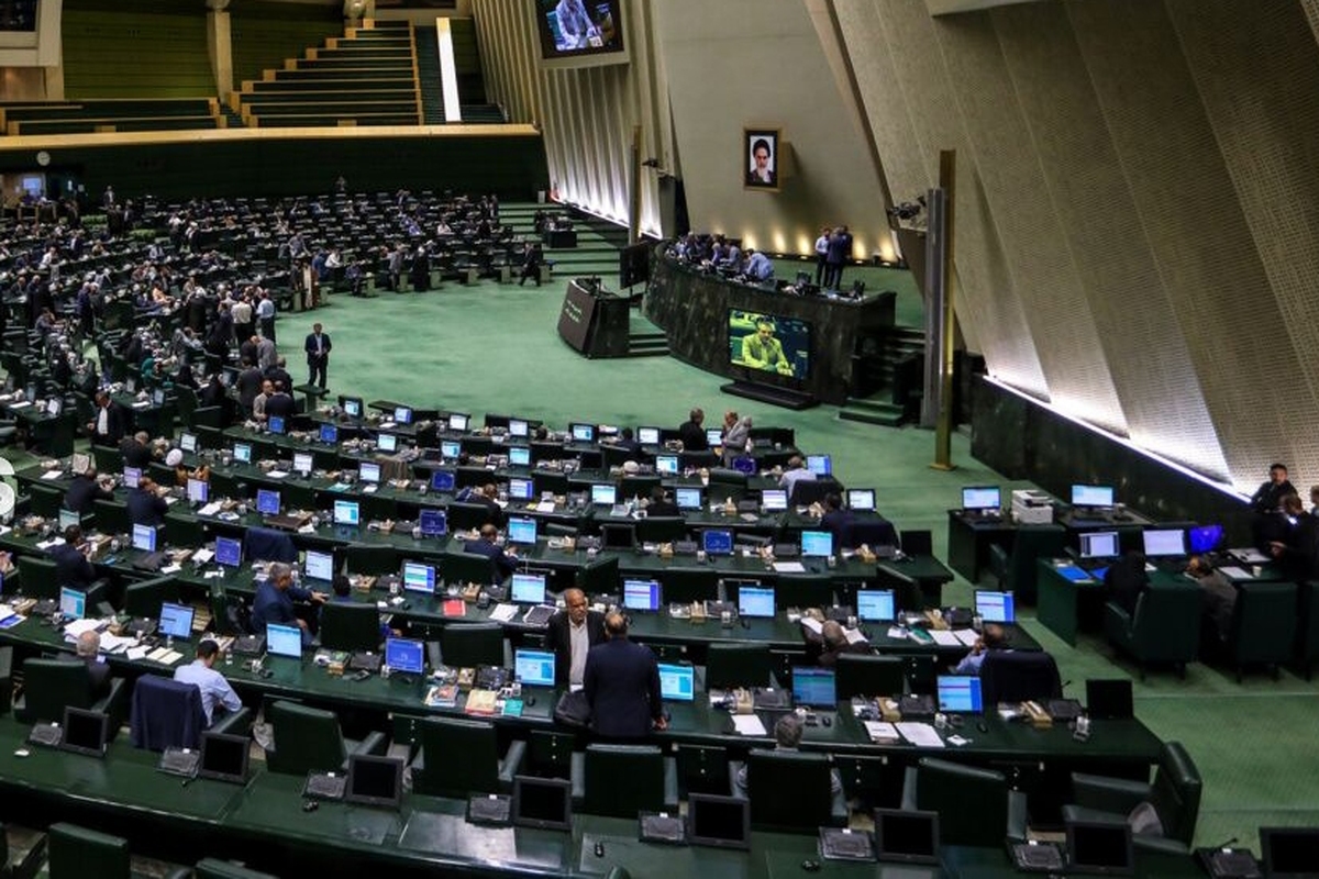 نایب رئیس دوم مجلس اعلام کرد: مجلس شورای اسلامی فردا چهارشنبه جلسه علنی ندارد و نمایندگان به دیدار رهبر معظم انقلاب می‌روند.
