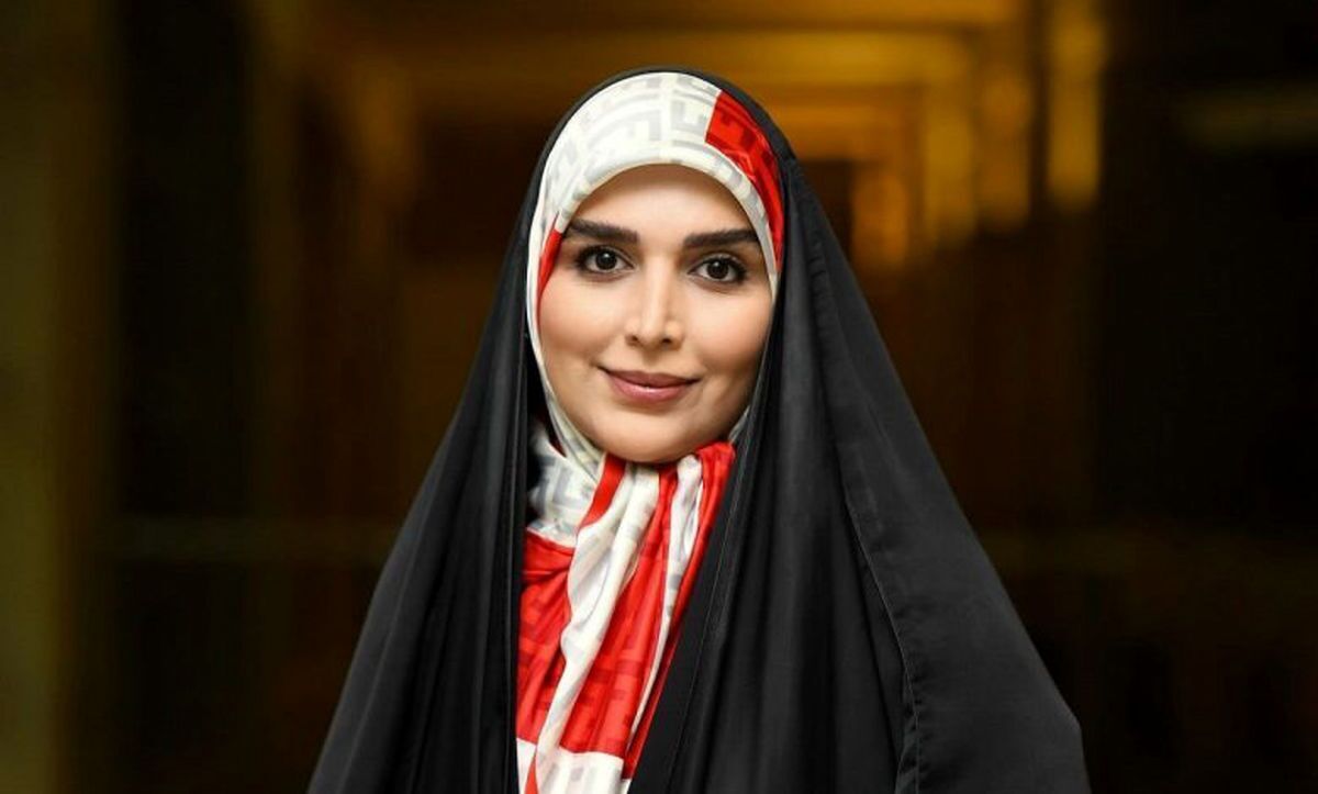 مژده لواسانی مجری رادیو و تلویزیون و شاعر، مهمان هشتاد و پنجمین قسمت برنامه ۱۰۰۱ با اجرای محسن کیایی و با حضور جناب خان بود.