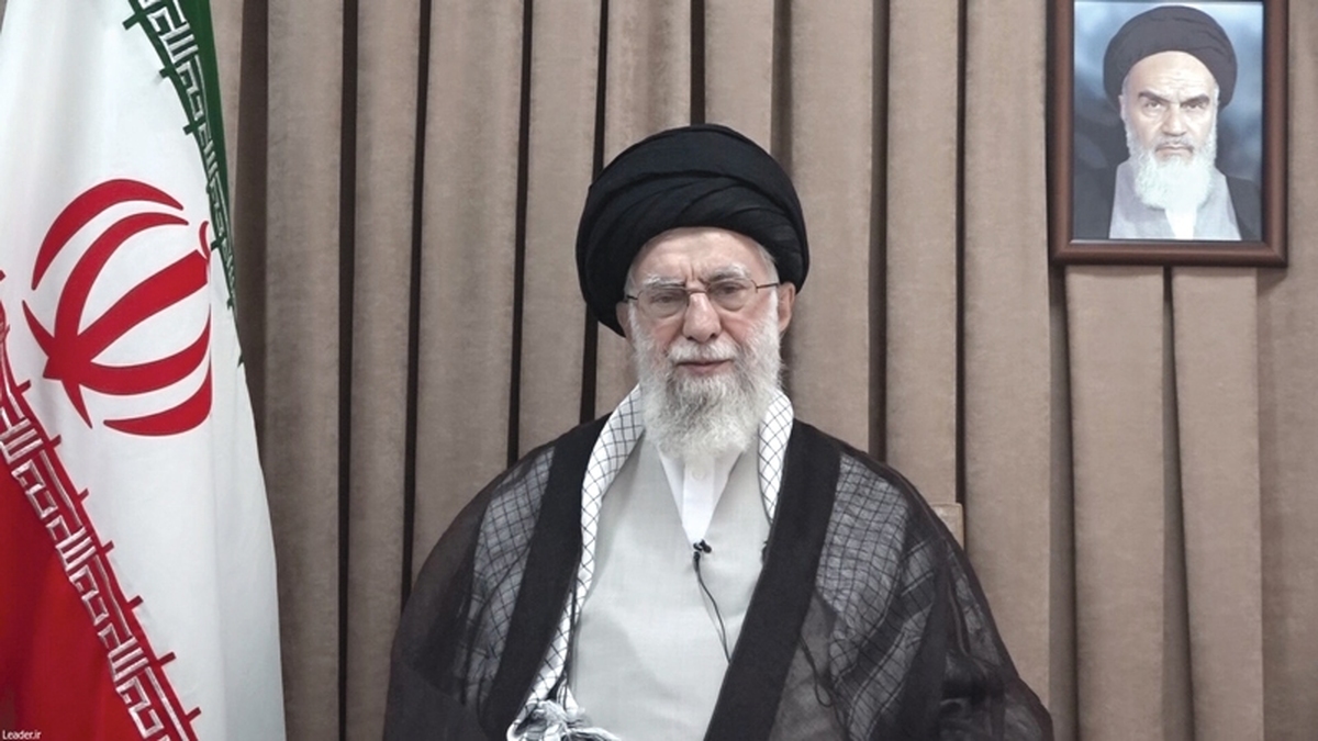 رهبر معظم انقلاب اسلامی ظهر دیروز در پیامی تلویزیونی ضمن تمجید از رفتار متین، شجاعانه و وقت‌شناسانه ملت ایران در قضیه اخیر تهاجم ابلهانه و خباثت‌آمیز دشمن صهیونی، آن را نشانه رشد ملت و قوام عقلانیت و معنویت دانستند و تأکید کردند: ملت ایران در مقابل جنگ تحمیلی محکم می‌ایستد همان‌گونه که در مقابل صلح تحمیلی نیز محکم خواهد ایستاد و این ملت در مقابل تحمیل، تسلیم هیچ‌کس نخواهد شد.  