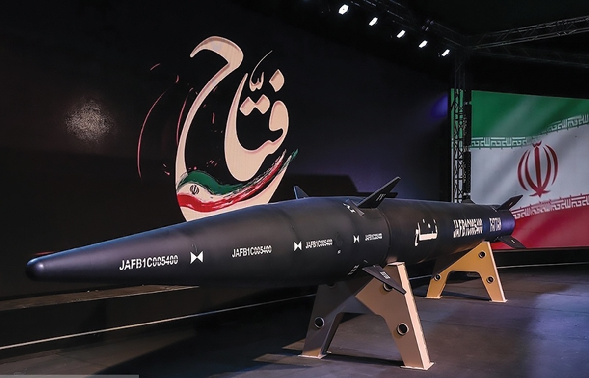 در بامداد سه‌شنبه، ۲۸ خرداد ۱۴۰۴، نیروی هوافضای سپاه‌پاسداران انقلاب اسلامی در موج یازدهم عملیات «وعده صادق ۳»، با شلیک موشک‌های هایپرسونیک نسل اول فتاح، ضربه‌ای کوبنده به رژیم صهیونیستی وارد کرد. این عملیات، که در بیانیه شماره ۱۰ روابط‌عمومی سپاه پاسداران به‌عنوان «آغازی بر پایان پدافند افسانه‌ای ارتش صهیونی» توصیف شده، نه‌تنها اقتدار نظامی ایران را به نمایش گذاشت بلکه معادلات دفاعی اسرائیل را به چالش کشید. سخنگوی عملیات، سرهنگ ایمان تاجیک و رئیس ستاد کل نیروهای مسلح، سرلشکر سید‌عبدالرحیم موسوی در اظهاراتی جداگانه بر تسلط کامل ایران بر آسمان سرزمین‌های اشغالی تأکید کردند و هشدار دادند که عملیات‌های پیشین صرفا برای بازدارندگی بوده و عملیات تنبیهی اصلی در راه است. این گزارش به تشریح این رویداد، تحلیل قابلیت‌های موشک فتاح و دلایل تشدید ضعف اسرائیل در برابر این سلاح پیشرفته می‌پردازد.