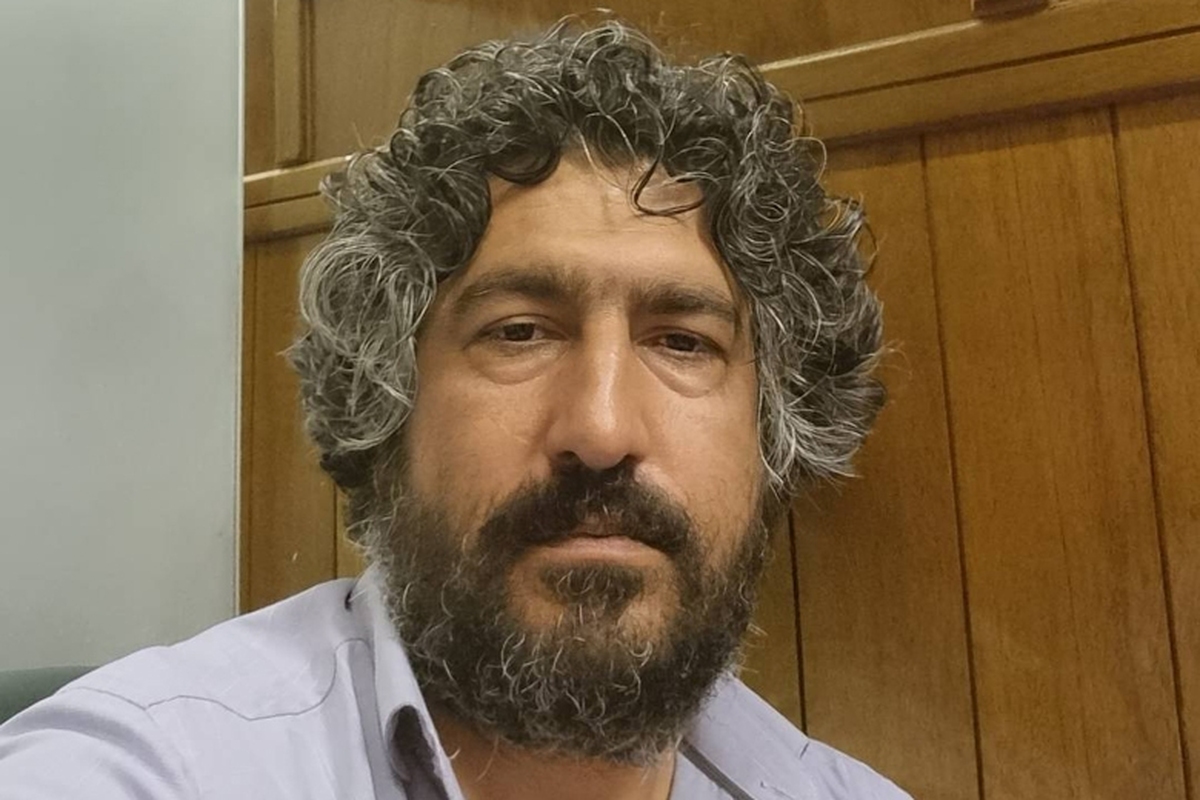 گوینده و بازیگر رادیو نمایش تاکید کرد: برنامه‌سازان  جان بر کف رسانه سنگر را ترک نکردند و مقاوم و استوار پای صدای حقیقت ایستادند.