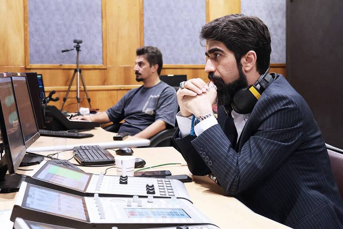 در بامداد ۲۳ خرداد، رژیم صهیونیستی با انجام حمله‌ای آفندی، تلاش کرد با عملیاتی ناگهانی، فضای امنیتی و روانی منطقه را به نفع خود تغییر دهد. اما آنچه بیش از همه در حوزه رسانه برجسته شد، واکنش سریع، منسجم و هدفمند رسانه‌ای رادیو تهران در کنار دست بالاتر نیروهای مسلح در میدان بود که نشان داد در عصر جنگ‌های ترکیبی و چندوجهی، رسانه دیگر صرفاً ابزار اطلاع‌رسانی نیست بلکه بال مهم و مکمل میدان نظامی است.