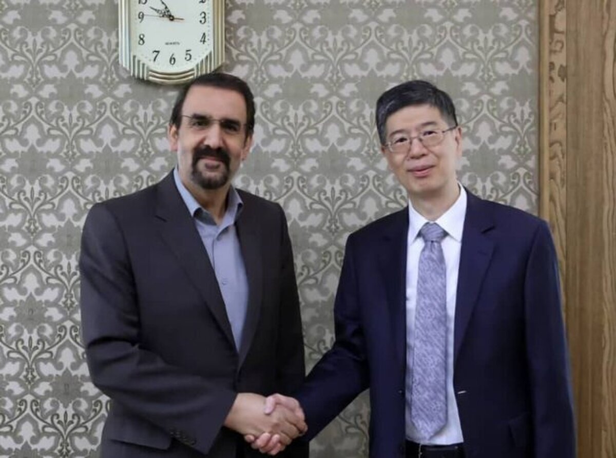 سفیر جمهوری خلق چین با مشاور سیاسی رئیس جمهور و معاون سیاسی دفتر رئیس جمهور دیدار و در ارتباط با موضوعات مرتبط دوجانبه و منطقه‌ای گفت‌وگو کرد.
