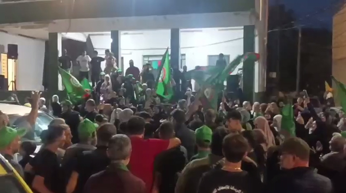 جشن و شادی مردم شهرهای صور و نبطیه لبنان پس از اعلام پیشتازی لیست‌های حزب‌الله و جنبش امل در انتخابات شوراها.