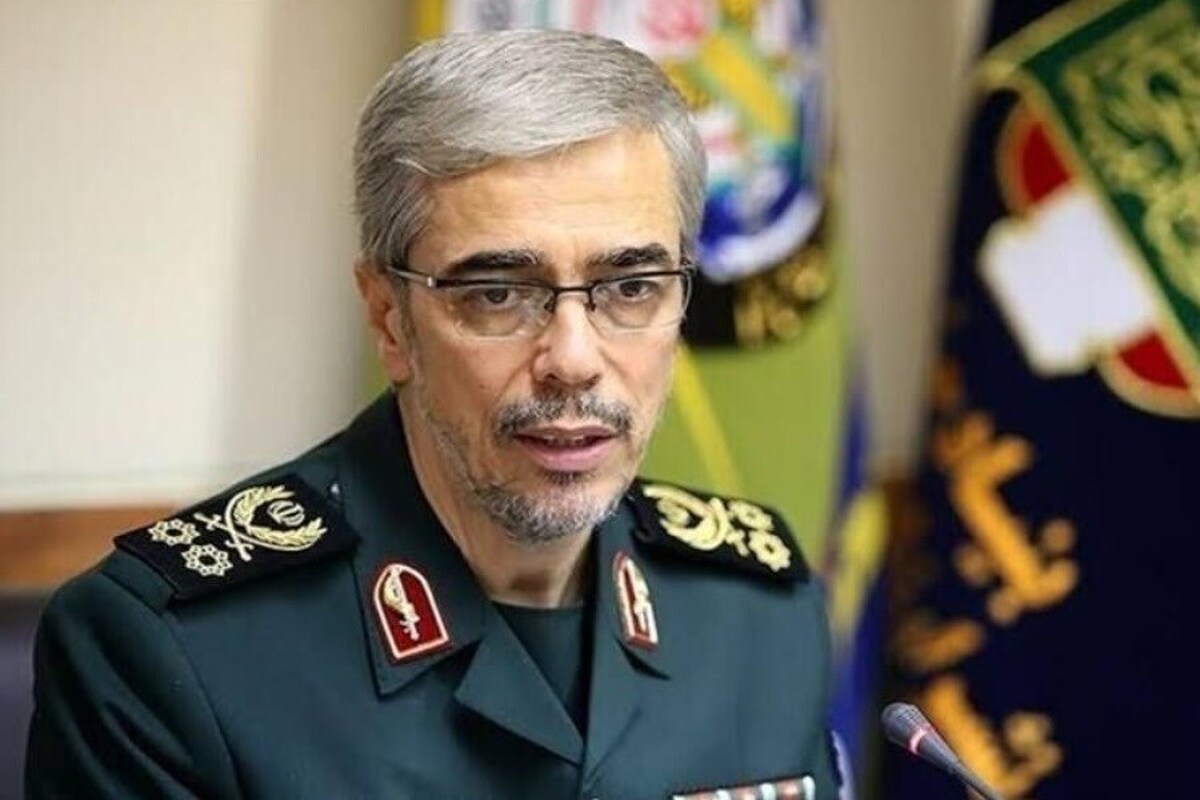 رئیس ستادکل نیروهای مسلح در دیدار فرمانده ارتش پاکستان: ایران و پاکستان برای از بین بردن تروریسم در دو سوی مرزها عزم قاطع  دارند.هماهنگی های به عمل آمده بین نیروهای مسلح ایران و پاکستان در کنترل مرزها موثر و ارزشمند بوده و باید این همکاری‌ها ارتقاء یابد.