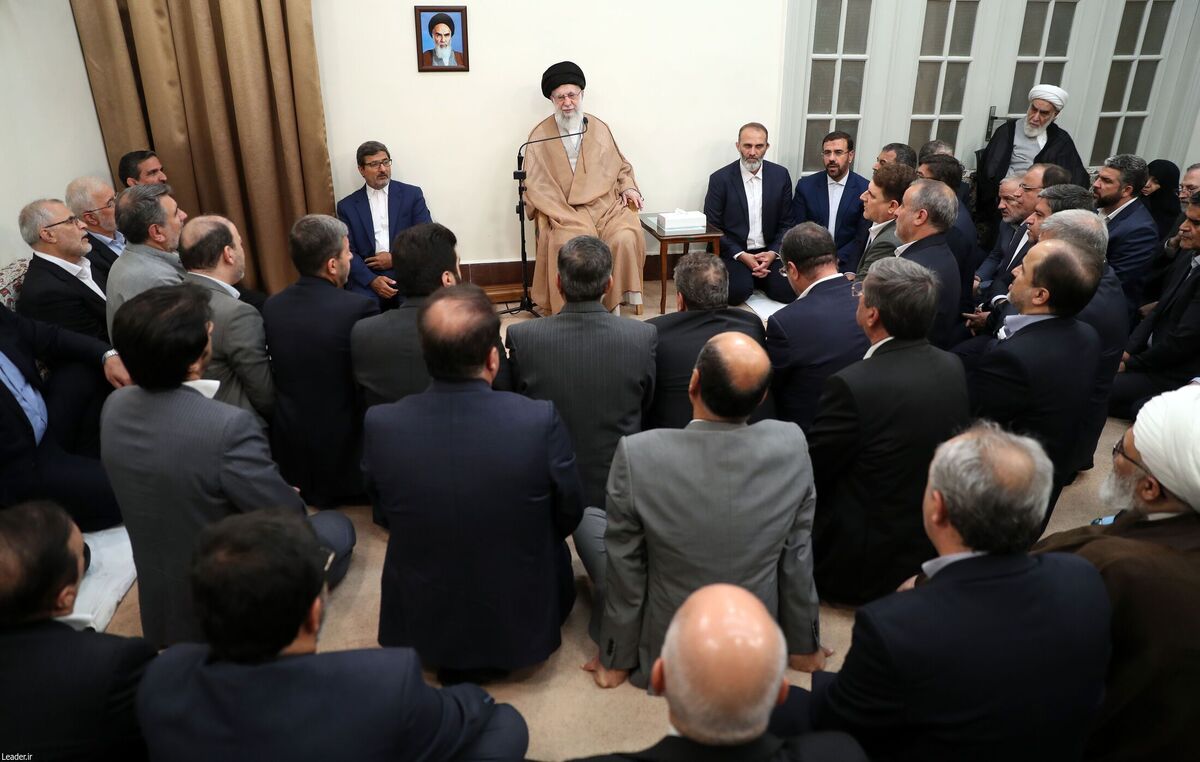 حضرت آیت الله خامنه ای، رهبر انقلاب در دیدار استانداران: کشور سرشار از فرصت است، مسئله خاصی همچون جنگ، بیماری همه‌گیر مانند کرونا، مشکل حاد امنیتی یا اختلافات پر رنگ سیاسی و جناحی نیز در کشور وجود ندارد. از این فضای خوب و همچنین ظرفیت عظیم نیروی انسانی جوان و کارآمد باید برای پیشرفت کشور بهترین استفاده را کرد.