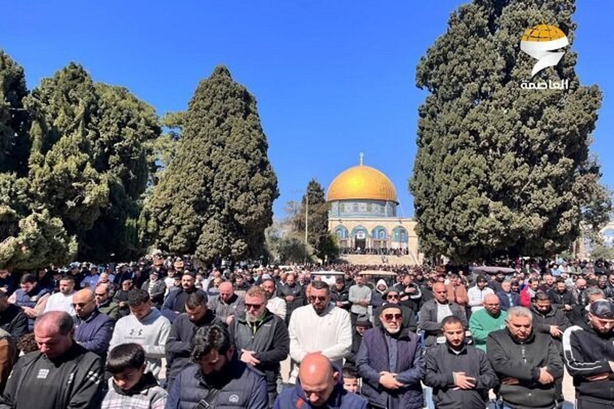 منابع فلسطینی اعلام کردند که با وجود تدابیر امنیتی شدید و محدودیت‌های نظامیان صهیونیست، ده‌ها هزار فلسطینی امروز جمعه، نماز را در مسجد الاقصی اقامه کردند.
