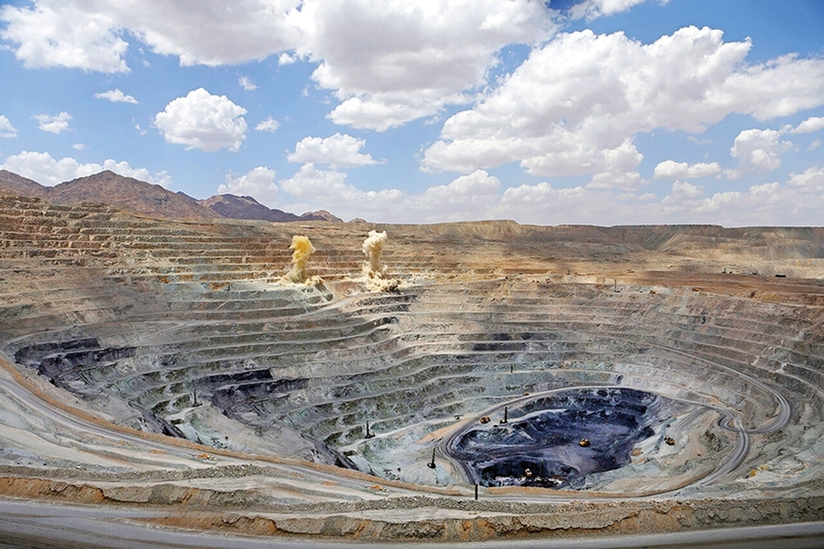 درحالی به استقبال روزصنعت ومعدن‌می‌رویم که بسیاری ازشاخص‌های این دو بخش حیاتی اقتصاد ایران،از سرمایه‌گذاری گرفته تا تولید و صادرات، با کاهش محسوس همراه بوده‌است. فعالان اقتصادی می‌گویند بدون اصلاح سیاست‌های کلان نمی‌توان به آینده‌ای روشن در این حوزه‌ها امید داشت.