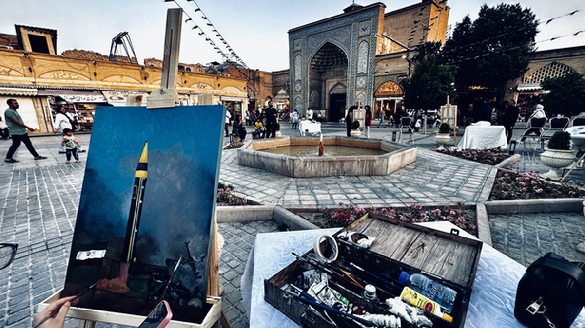 گردهمایی هنری «بوم حماسه» با حضور ۸ تن از هنرمندان برجسته هنر‌های تجسمی شیراز در مقابل مسجد و بازار وکیل برگزار شد و با استقبال پرشور مردم و رهگذران همراه بود.
