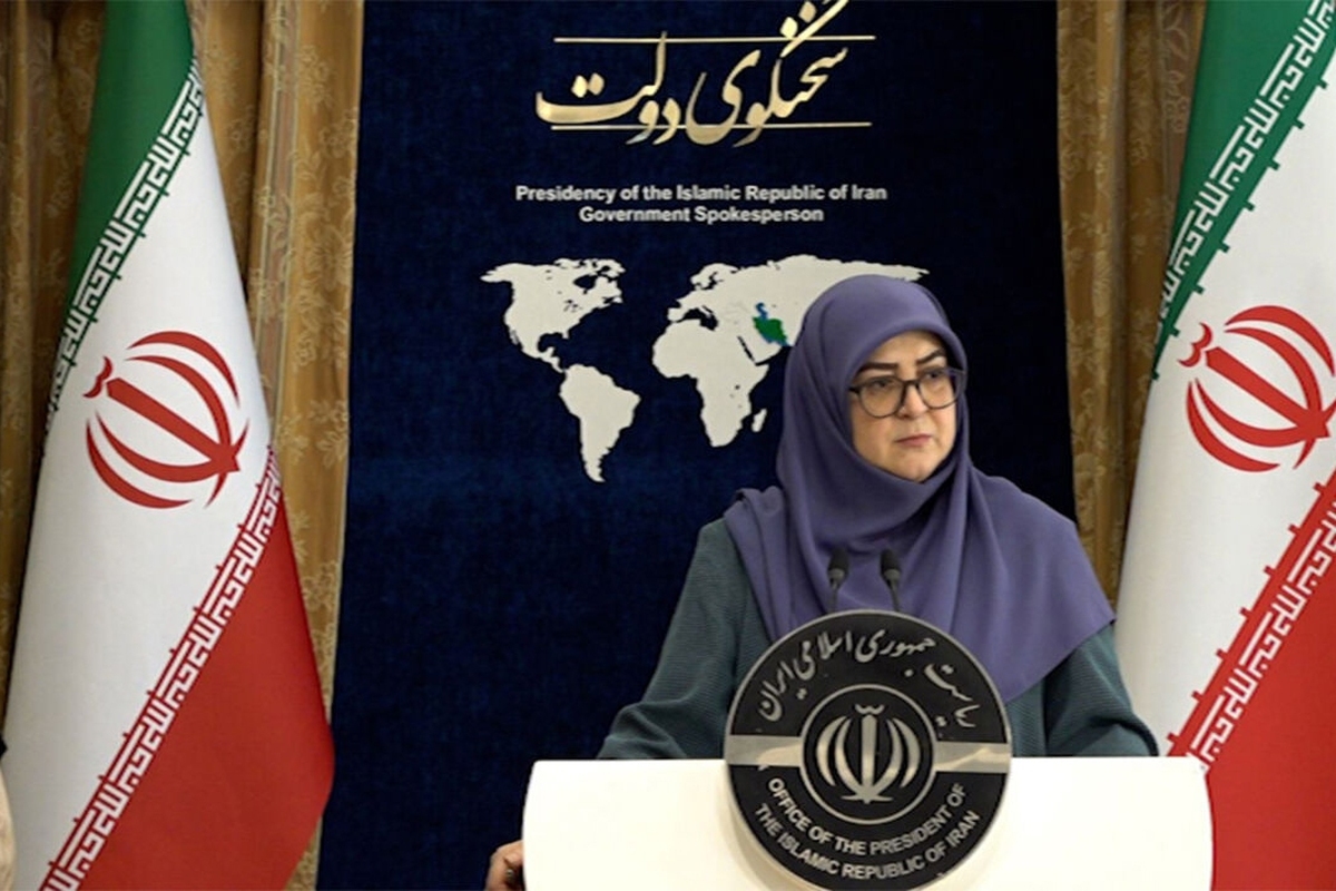 سخنگوی دولت با بیان اینکه دشمنان، ایران و ایرانی را نشناخته اند، چون تمدن چند هزار ساله ما را ندارند، گفت: این میراث فرهنگی و ثروت تمدنی جلوگیری می کند از اینکه اجازه دهیم دشمن خارجی کوچکترین غباری بر عبای مقام معظم رهبری بنشاند.