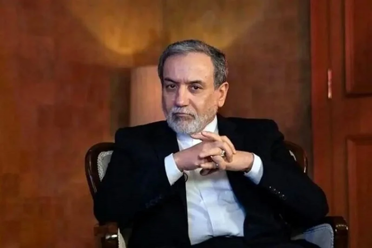 سید عباس عراقچی وزیر امورخارجه جمهوری اسلامی ایران دریادداشتی با اشاره به اینکه پذیرش درخواست توقف جنگ از سوی ایران فرصتی دوباره را برای دیپلماسی همه‌جانبه فراهم ساخته است،تاکید کرد: شک نیست غرب آسیا درآستانه یک دوراهی تاریخی است؛ ادامه خشونت‌های بی‌پایان یا حرکت در مسیر صلحی که استوار باشد و اکنون زمان آن است که دنیای اسلام باید به جای سیاست‌های کوتاه‌مدت به آینده‌ای پایدار بیندیشد.