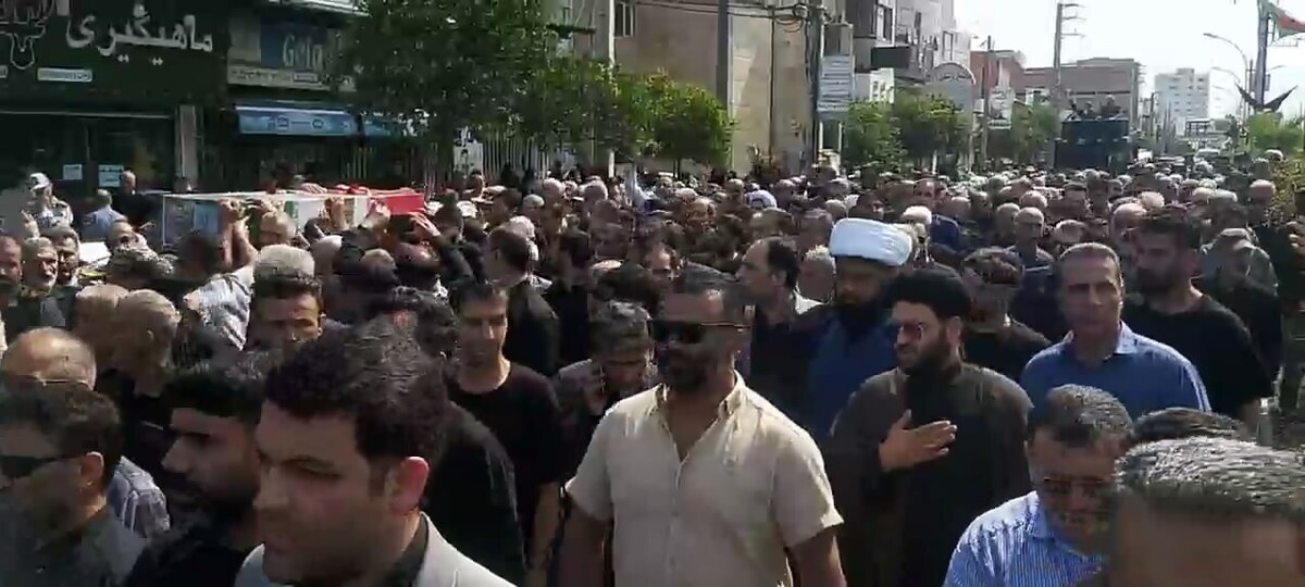 مراسم تشییع پیکر مدافع وطن پاسدار شهید محمد طاهر قربانزاده که در حملات ددمنشانه رژیم صهیونیستی به درجه رفیع شهادت نائل آمد با حضور خانواده شهید، مردم و مسؤولان در روز چهارشنبه برای خاکسپاری بدرقه شد.