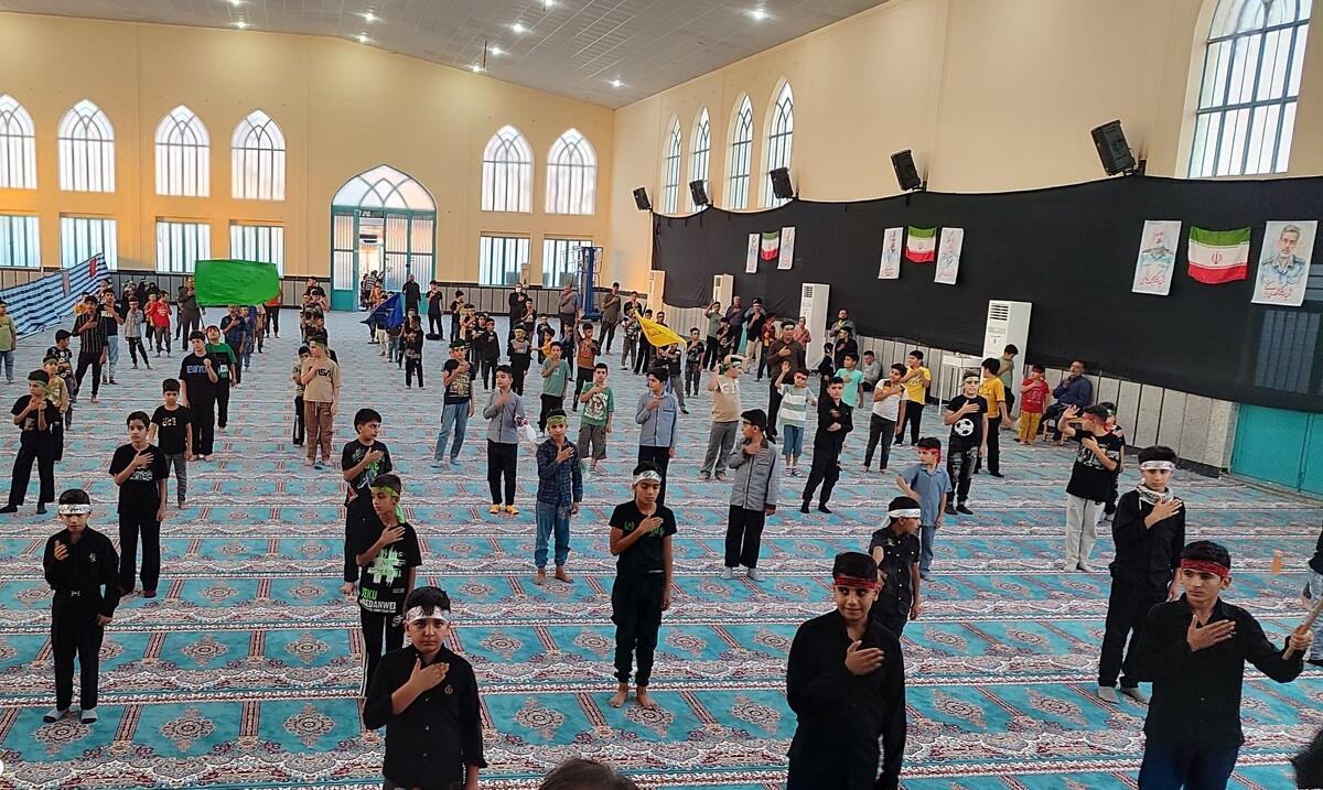 همزمان با سالروز شهادت حضرت قاسم بن الحسن (ع)، عصر امروز ویژه برنامه فرهنگی و ارزشی «أحلی من العسل» با حضور پرشور دانش‌آموزان و نوجوانان در بهمئی برگزار شد.