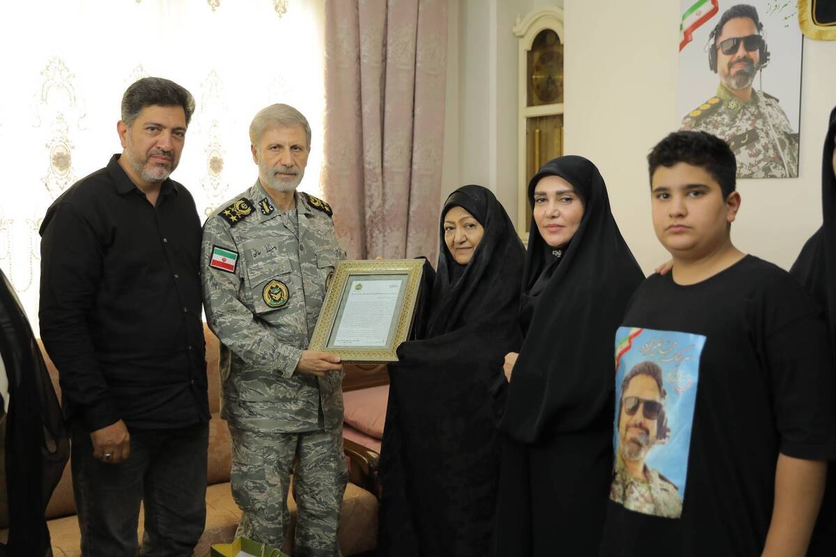 فرمانده کل ارتش در دیدار با خانواده مدافع وطن شهید سرهنگ «محمد علیزاده» گفت: رزمندگان جان بر کف ارتش جمهوری اسلامی ایران با تمام توان در مقابل هر متجاوز بدخواهی از تمامیت میهن اسلامی دفاع می‌کنند.