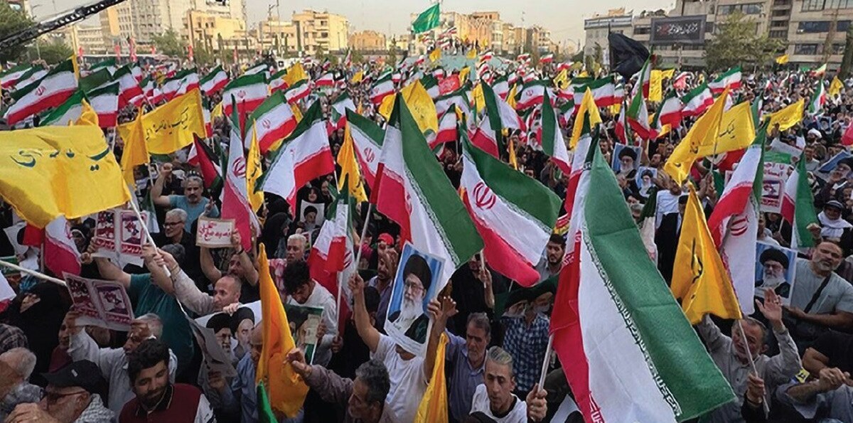 بازدید معاون سیما از پشت صحنه جهاد رسانه ای شبکه های تلویزیونی «دو، چهار و افق» در جنگ تحمیلی اخیر.