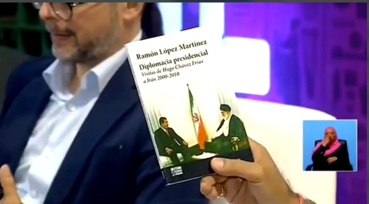 نیکلاس مادورو، رئیس‌جمهور ونزوئلا در مراسم افتتاحیه نمایشگاه بین‌المللی کتاب این کشور با تمجید از حضرت امام خمینی (ره) بنیانگذار انقلاب اسلامی و آیت‌الله خامنه‌ای رهبر معظم انقلاب اسلامی از هر دو بزرگوار به عنوان شخصیت‌هایی بزرگ و با عظمت یاد کرد.