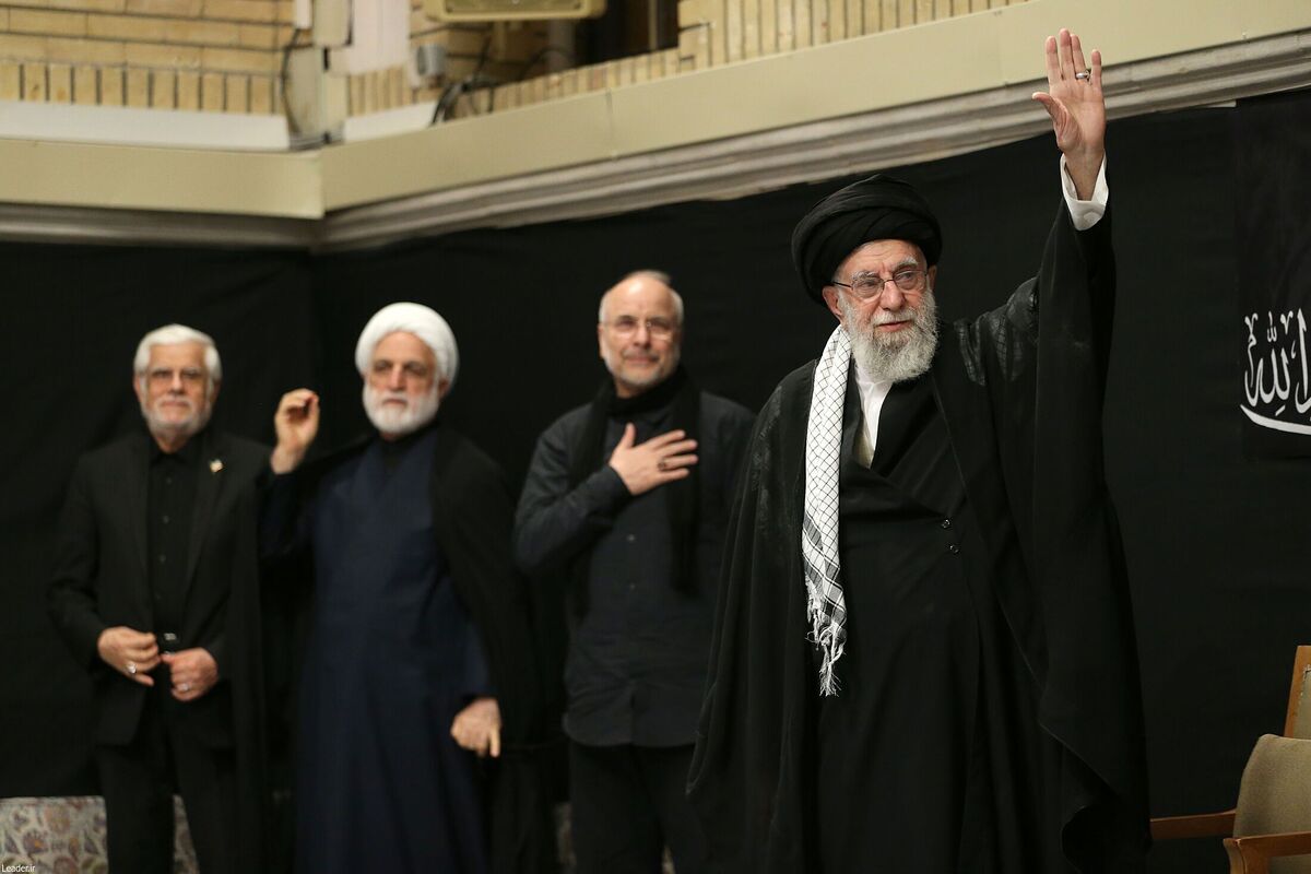 لحظه ورود حضرت آیت الله خامنه ای رهبر معظم انقلاب اسلامی به حسینیه امام خمینی (ره) در مراسم عزاداری شب عاشورای حسینی را مشاهده کنید.