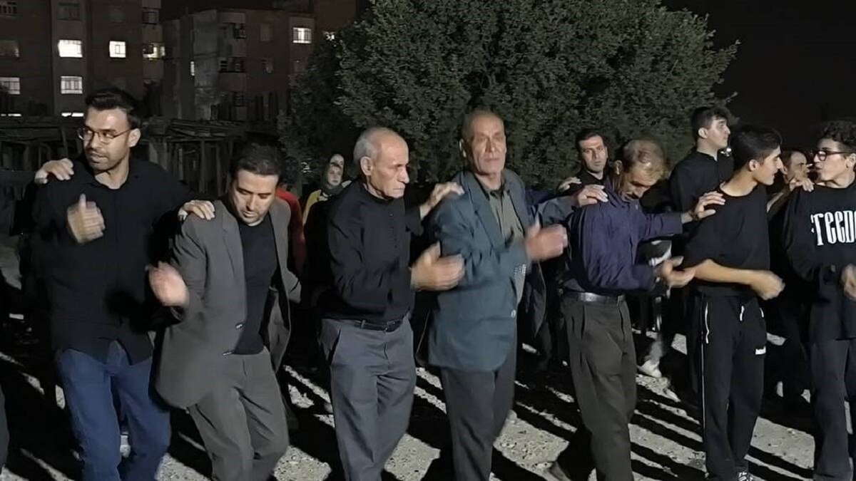 دیشب همزمان با شب عاشورای حسینی، مردم یاسوج با حضور در دسته‌های عزاداری، به یاد مظلومیت کربلا بر سینه زدند و اشک ماتم ریختند.