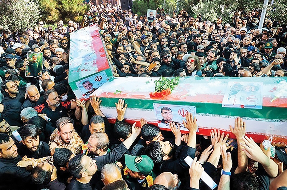همه ‌چیز از یک خاطره مشترک شروع می‌شود و به یک غم مشترک می‌رسد‌. گاهی خاطره‌ای است از یک شخصیت ملی که شهادتش اندوه مشترکی با همه مردم کشور برای‌مان به‌همراه دارد. گاهی هم تصویری از انفجار و خراب شدن میدانی در شهر است که بسیاری ازشهروندان ازآن خاطره دارنداما آنچه رخ می‌دهد این است که درنهایت همه این اتفاق‌ها با پدیده سوگ جمعی روبه‌رو خواهیم شد‌؛
