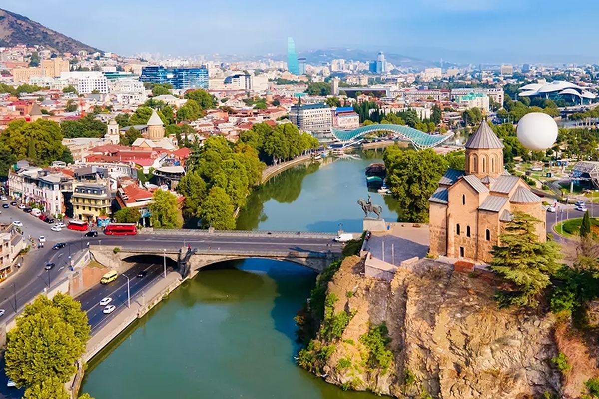 سفر به گرجستان همیشه در برنامه بسیاری از گردشگران قرار دارد. کشوری با طبیعتی دل فریب، تاریخی غنی، مردمانی خونگرم و شهری مثل تفلیس که در هر کوچه اش ردی از فرهنگ، هنر و معماری بی نظیر به چشم می خورد.