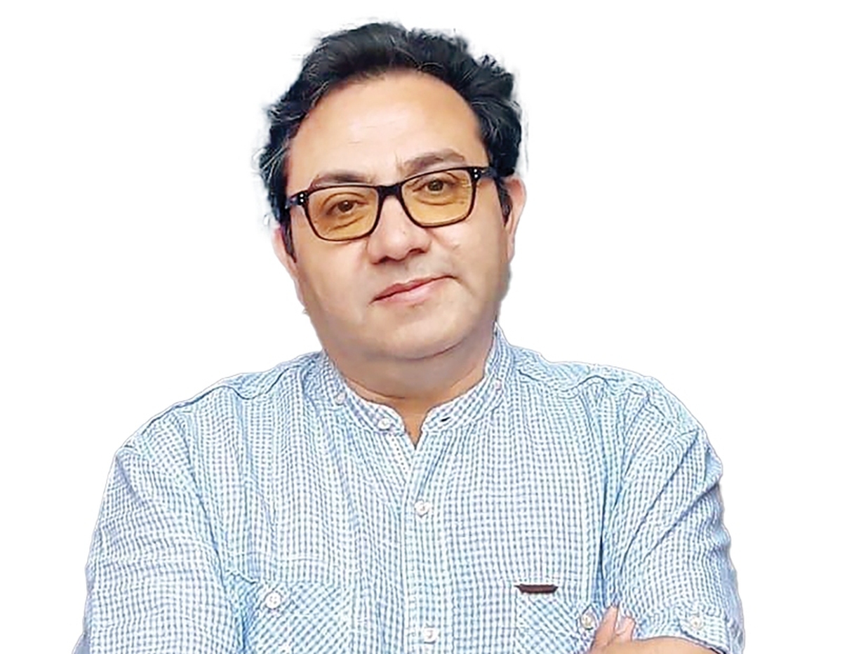 پیروز ارجمند یکی از آهنگسازان معاصر به‌شمار می‌رود که در نوازندگی سازهایی چون نی، سه‌تار و تنبک از محضر اساتیدی چون داریوش صفوت، پرویز مشکاتیان، محمد موسوی، ناصر فرهنگ‌فر، فرهاد فخرالدینی، محمدتقی مسعودیه و... بهره گرفته و تا امروز آثار متعددی به‌ویژه در زمینه موسیقی فیلم ساخته است.