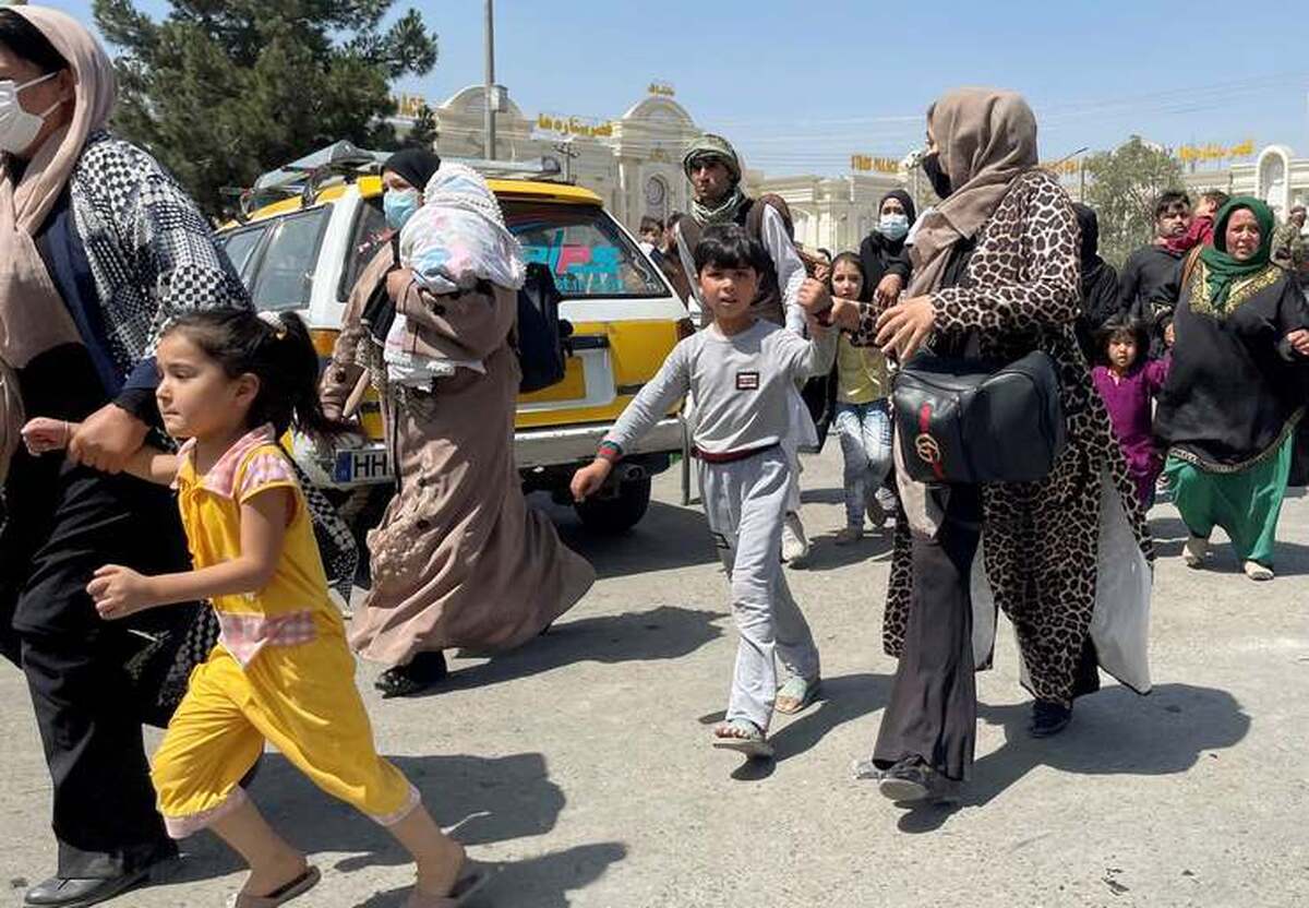 ارائه خدمات رایگان درمانی و دارویی دانشگاه علوم پزشکی به مهاجرین افغانستانی در حال بازگشت به کشورشان در اردوگاه میلک شهرستان هیرمند در حال انجام است.