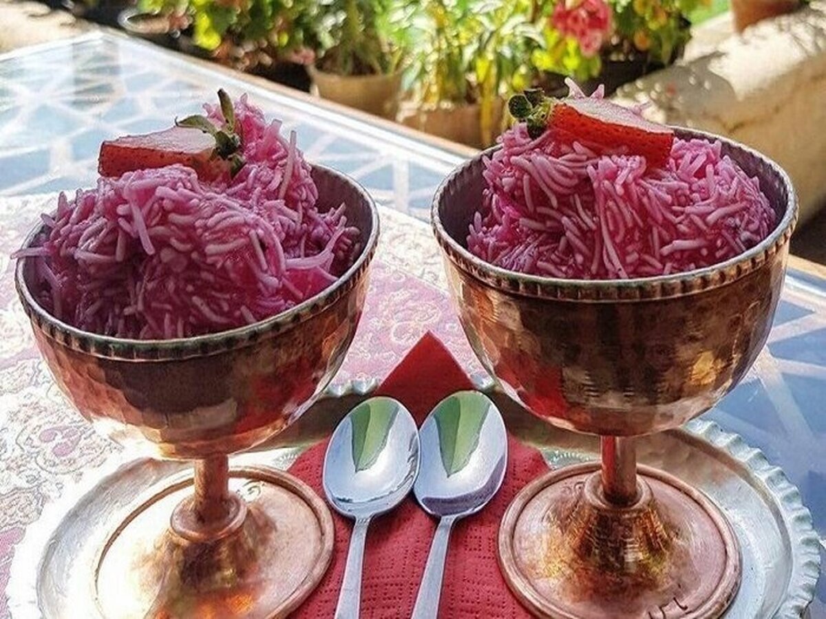 پالوده یا فالوده شیرازی یکی از خوردنی های دلچسپ در استان فارس است که در ایران محبوبیت زیادی دارد و البته شهرت جهانی هم پیدا کرده است . به قول شیرازی ها هیچ چیز به اندازه پالوده در این گرمای تابستان جگر آدم را خنک نمی کند.