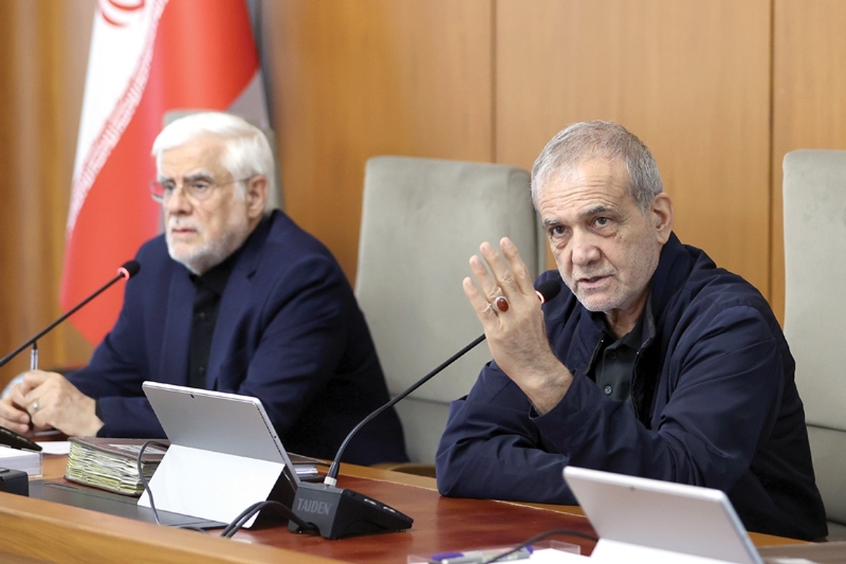 دکتر مسعود پزشکیان، رئیس‌جمهور در جلسه دیروز هیأت دولت ضمن قدردانی از هماهنگی، هم‌افزایی و تلاش خستگی‌ناپذیر دستگاه‌های اجرایی کشوربرای تداوم بی‌وقفه خدمات‌رسانی به مردم شریف ایران درشرایط حساس کنونی،برواگذاری اختیارات لازم به وزرا، استانداران و مدیران تأکید کرد تا آنان بتوانند با ذهنی باز و دستانی گشوده، امور کشور را با کارآمدی و ابتکار بیشتری پیش ببرند.