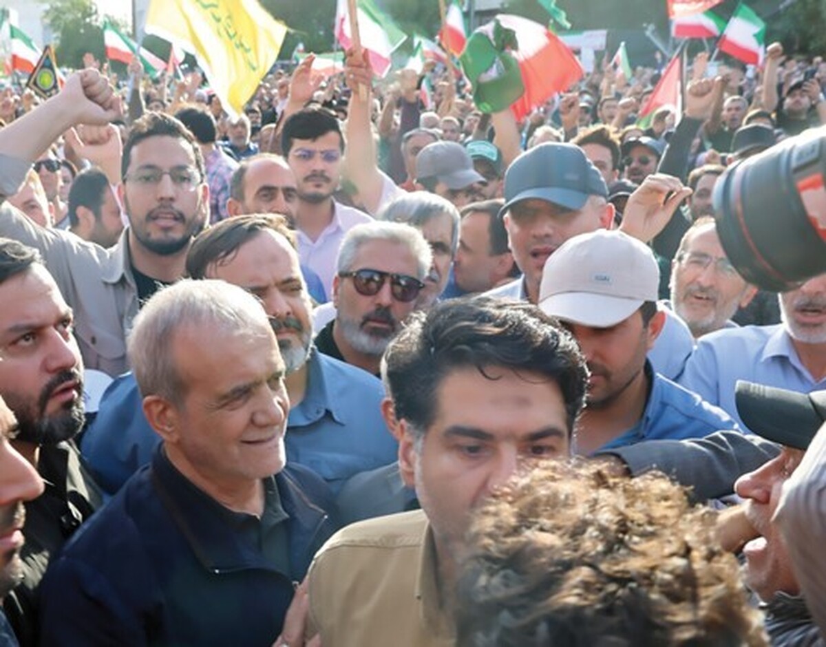 جمعی از مردم و دانشجویان تهران عصر دیروز با برگزاری تجمعی در میدان انقلاب، حمله تجاوزکارانه آمریکا به تأسیسات صلح‌آمیز هسته‌ای جمهوری اسلامی ایران را محکوم کردند. 