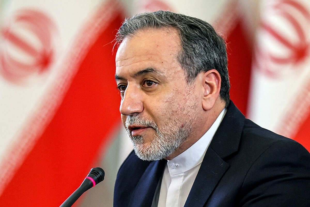سید عباس عراقچی وزیر امور خارجه جمهوری اسلامی ایران در گفت وگوی مشروح با لوموند فرانسه با تاکید بر اینکه ایران همواره نشان داده است که به طور اصولی اهل مذاکره بر مبنای عزت، منطق و احترام متقابل است، گفت: تماس‌ و تبادلات از مسیرهای دیپلماتیک همواره وجود دارد؛ اکنون نیز از طریق برخی کشورهای دوست و یا میانجی خط تماس دیپلماتیک برقرار است.