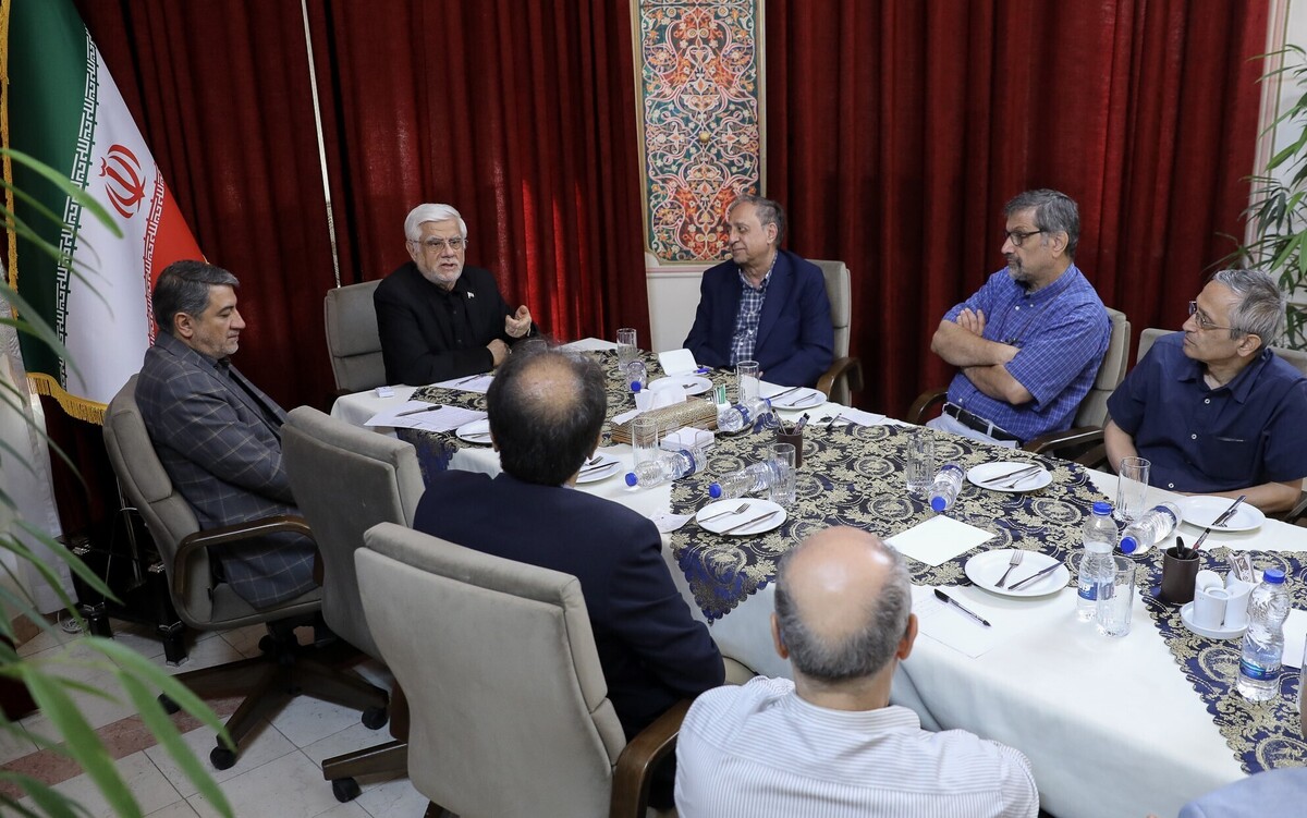معاون اول رئیس‌جمهور با بیان اینکه هیچ اختلافی میان دیپلماسی و میدان وجود ندارد، گفت: نظر حاکمیت کماکان انجام مذاکره با اقتدار است.