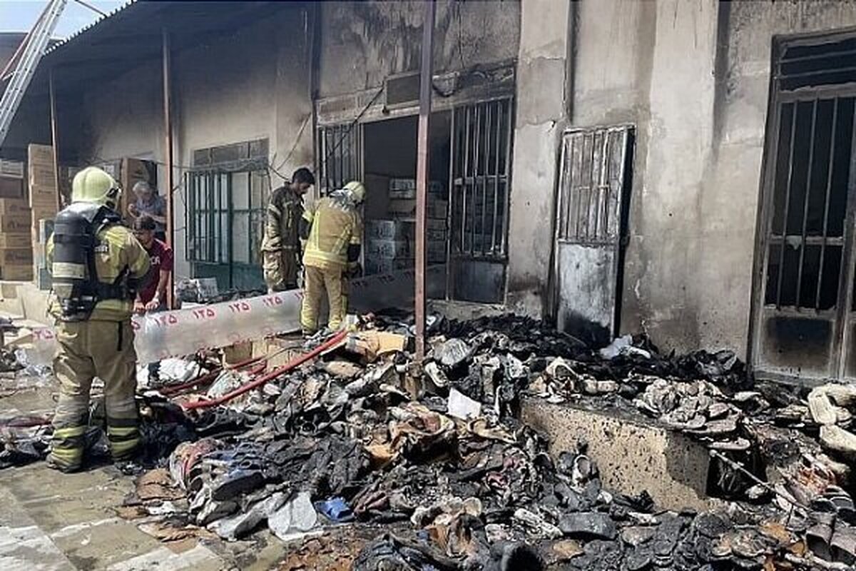 سخنگوی سازمان آتش نشانی شهرداری تهران اعلام کرد: آتش‌نشانان امروز به سرعت آتش‌سوزی گسترده در یک انبار کفش در بازار تهران را مهار کردند و مانع از گسترش آن شدند.