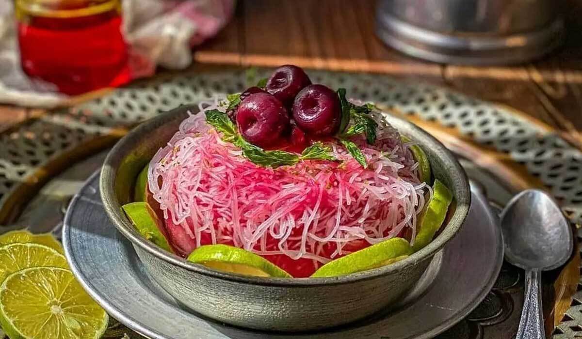 پالوده شیراز قدمتی نزدیک به ۸۰ تا ۹۰ سال دارد، در قدیم در شیراز پالوده در ظرفی به نام جوتی درست می‌شده که دارای قالب چوبی و دارای دو جدار بود که در فاصله بین این دو جدار یخ و نمک گذاشته می‌شد و با گاری در سطح شهر آن را می‌چرخاندند.